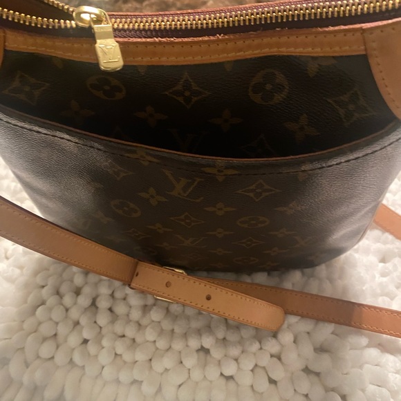 Louis Vuitton. Please see pictures with scratches used condition 100% authentic - Picture 5 of 16